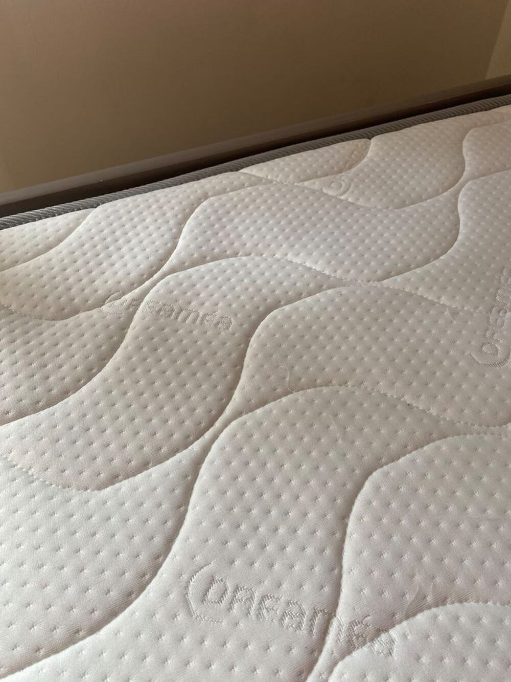 Lits superpos&eacute;s en bois avec matelas. Meubles
