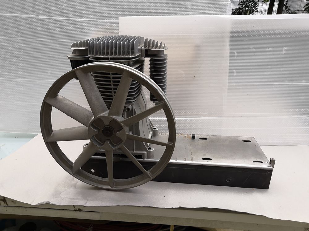Compresseur d' AIR "NEUF" et r&eacute;servoir de 200 litres "NEUF" Bricolage