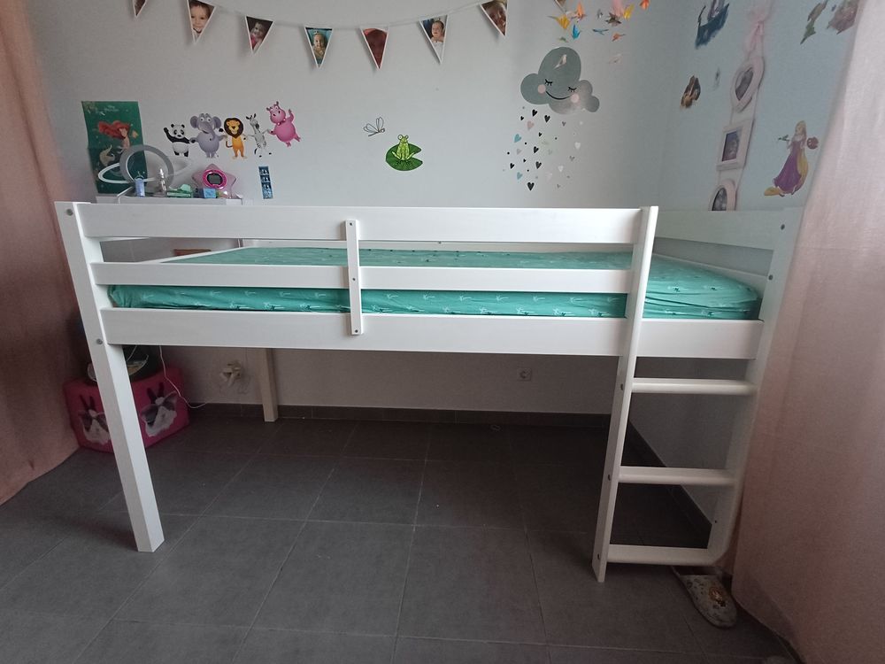 Lit sur&eacute;lev&eacute; blanc + matelas Mobilier enfants