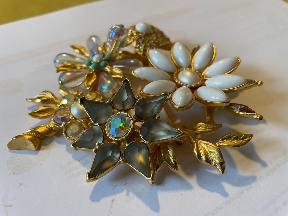 Broche dor&eacute;e fleurs feuilles en triangle GM avec cabochons b Bijoux et montres