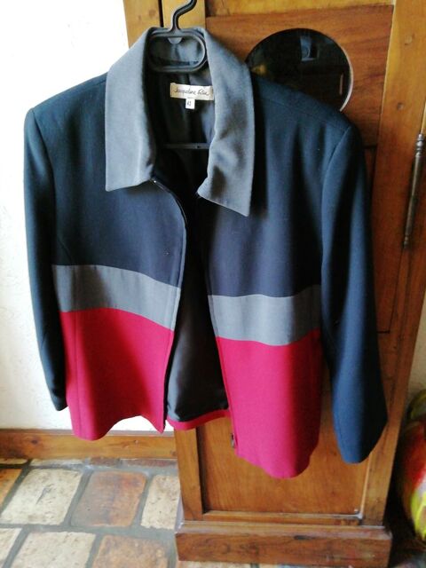 VESTE FEMME T42 - NOIR - ROUGE ET GRIS 
20 Poitiers (86)