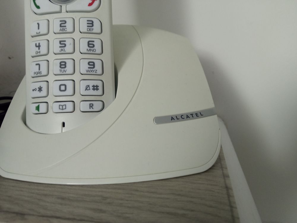 Lot de 2 t&eacute;l&eacute;phones fixes Tlphones et tablettes