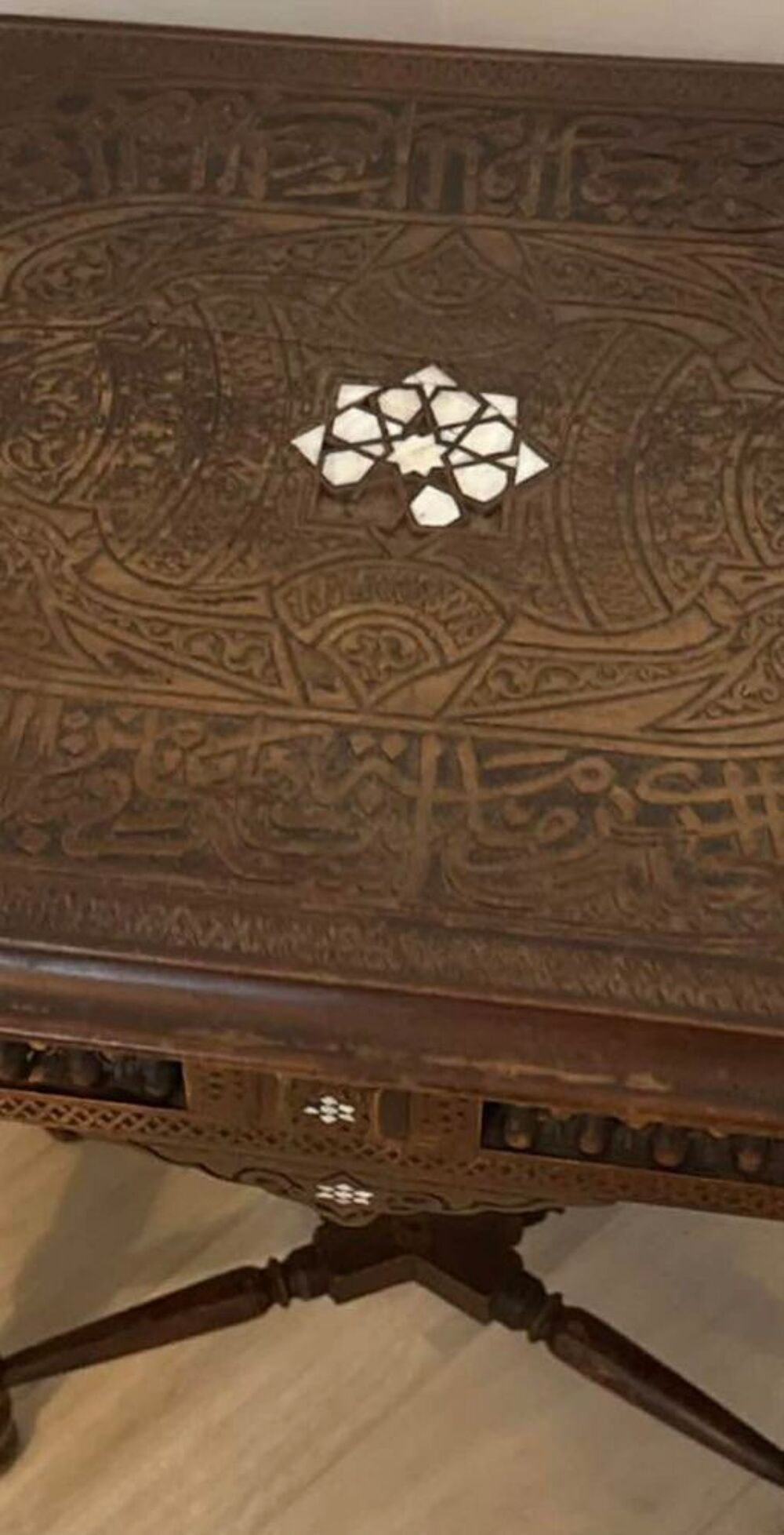 Console / table d'appoint orientale ancienne ? bois sculpt&eacute; Meubles
