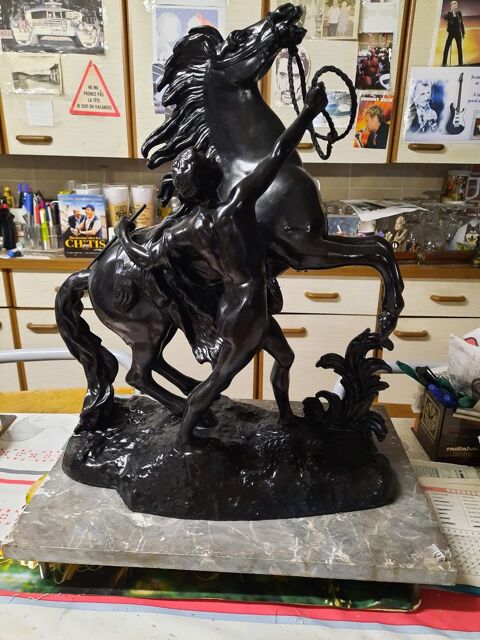 Statue  80 La Celle-en-Morvan (71)