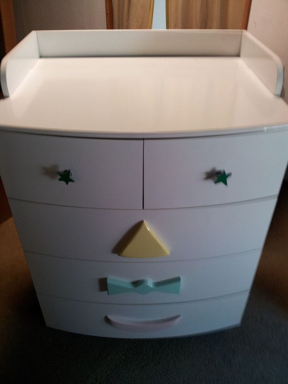 Commode laqu&eacute;e blanche ergonomique et tr&egrave;s fonctionnelle Puériculture