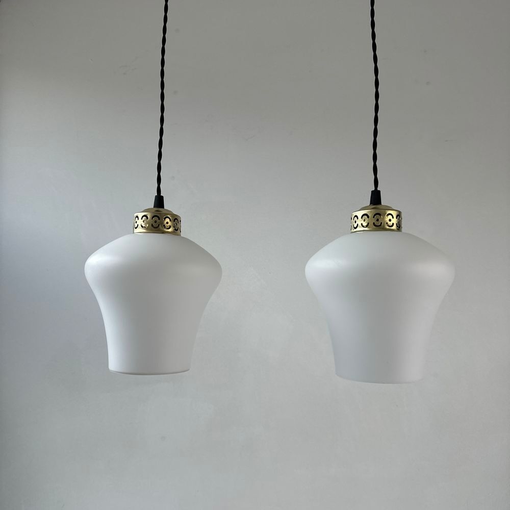 PAIRE D'ANCIENNES SUSPENSIONS EN OPALINE VINTAGE Décoration