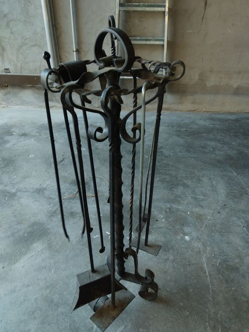 SERVITEUR DE CHEMINEE EN FER FORGE? Décoration