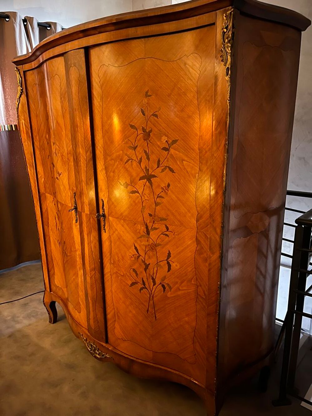 Armoire copie Louis XV marqueterie bois de rose Meubles