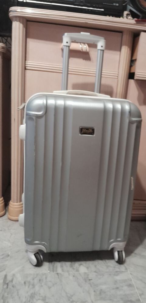 Valise couleur argent�e 15 Le Cannet (06)