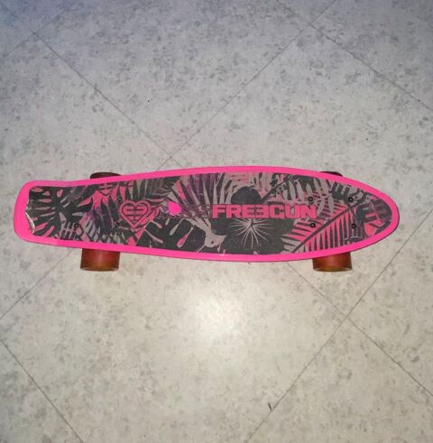 skateboard de marque Freegun. Vitry-sur-Seine (94)