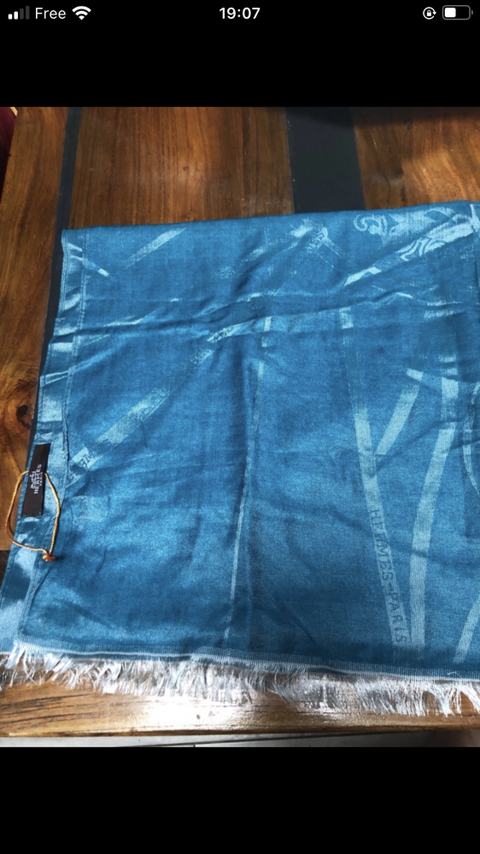 Foulard Hermès 
50% soif et 50% coton 
En parfait état 180 Villeneuve-Loubet (06)