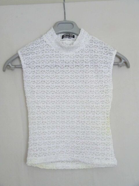 02 T-shirt dentelle col chemin�e pr�s du corps, T. 38-40, NE 5 Bagnolet (93)