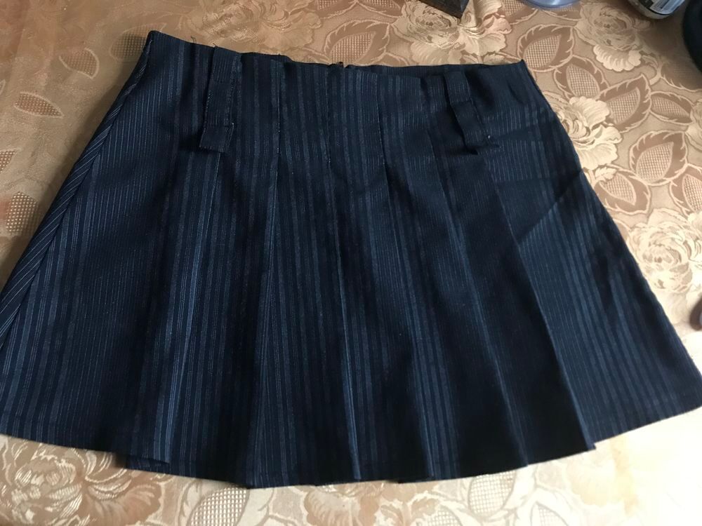 jupe courte pliss&eacute;e noire fines rayures GRISE Vêtements