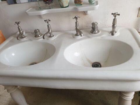 Rare, lavabo vintage double vasque avec pieds et robinets  250 Mouxy (73)