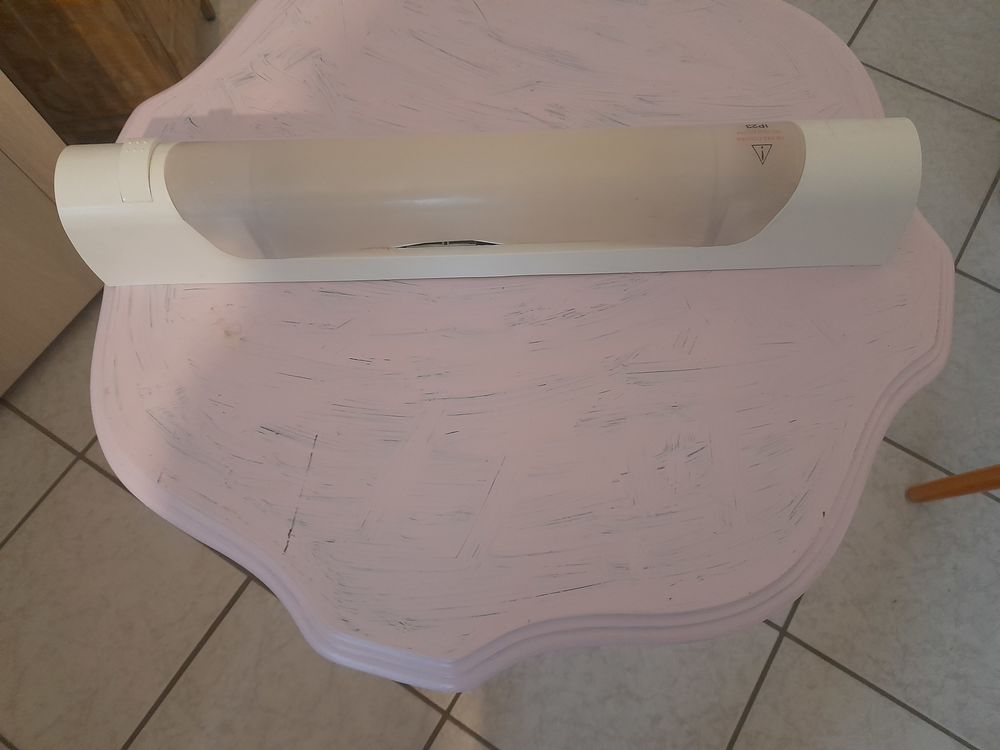 R&eacute;glette avec interrupteur et n&eacute;on 
Cuisine