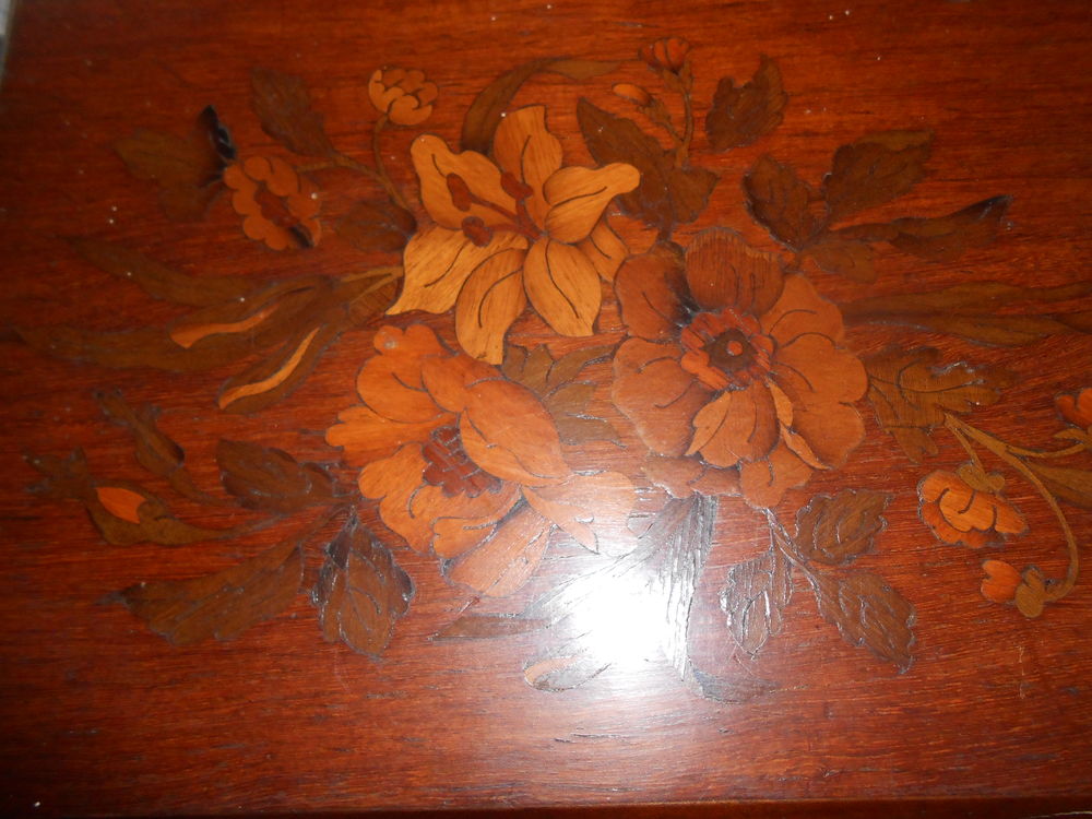 boite en bois marquet&eacute;e Décoration