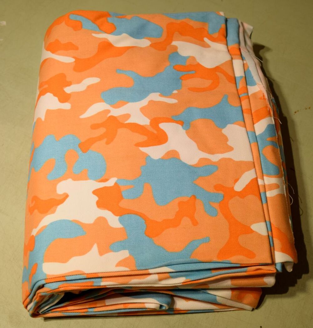 Coupon de Tissu Camouflage Orange Ecorce 4m x 1.78m neuf. Décoration