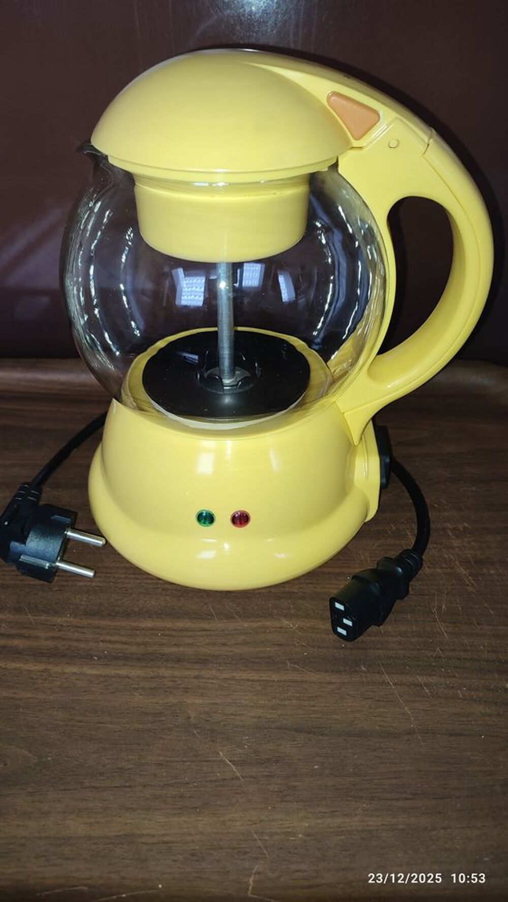 th&eacute;i&egrave;re &eacute;lectrique jaune. Electroménager