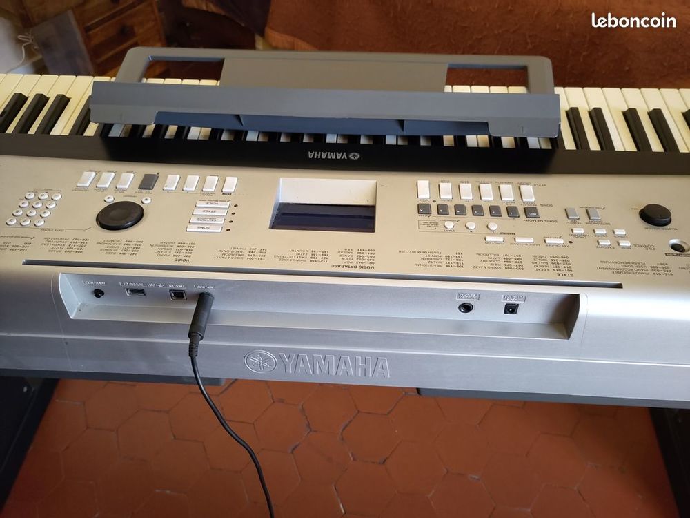 Clavier arrangeur gris Yamaha DGX 520
Instruments de musique