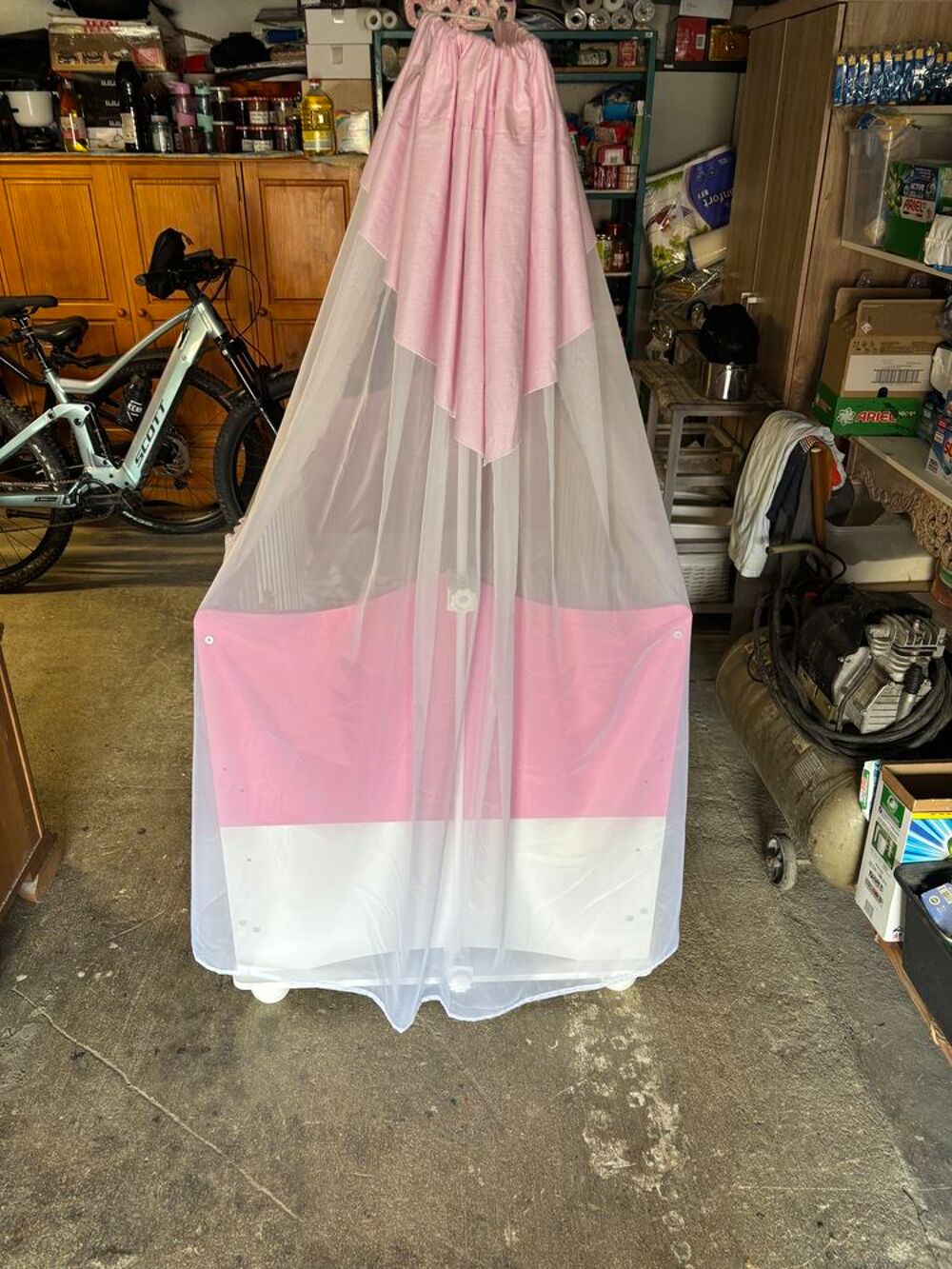 Lit de princesse rose et blanc fille avec voile superbe &eacute;tat Mobilier enfants