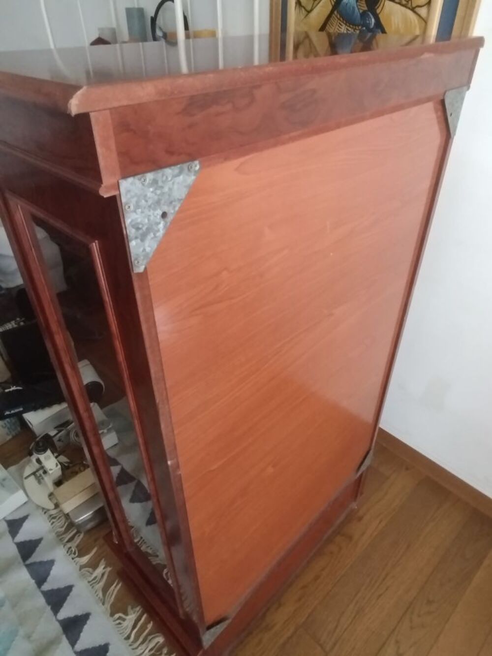 Vitrine en bois vitr&eacute;e avec fond miroir - style classique Meubles