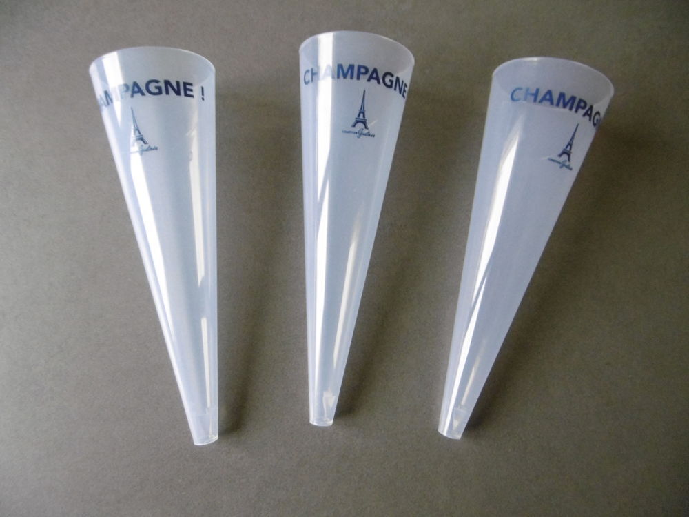 Lot de 3 coupes &agrave; champagne neuve Tour Eiffel, plastique 