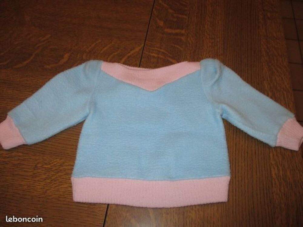 pull bleu ciel avec encolure bas et bout des manches roses Vêtements enfants