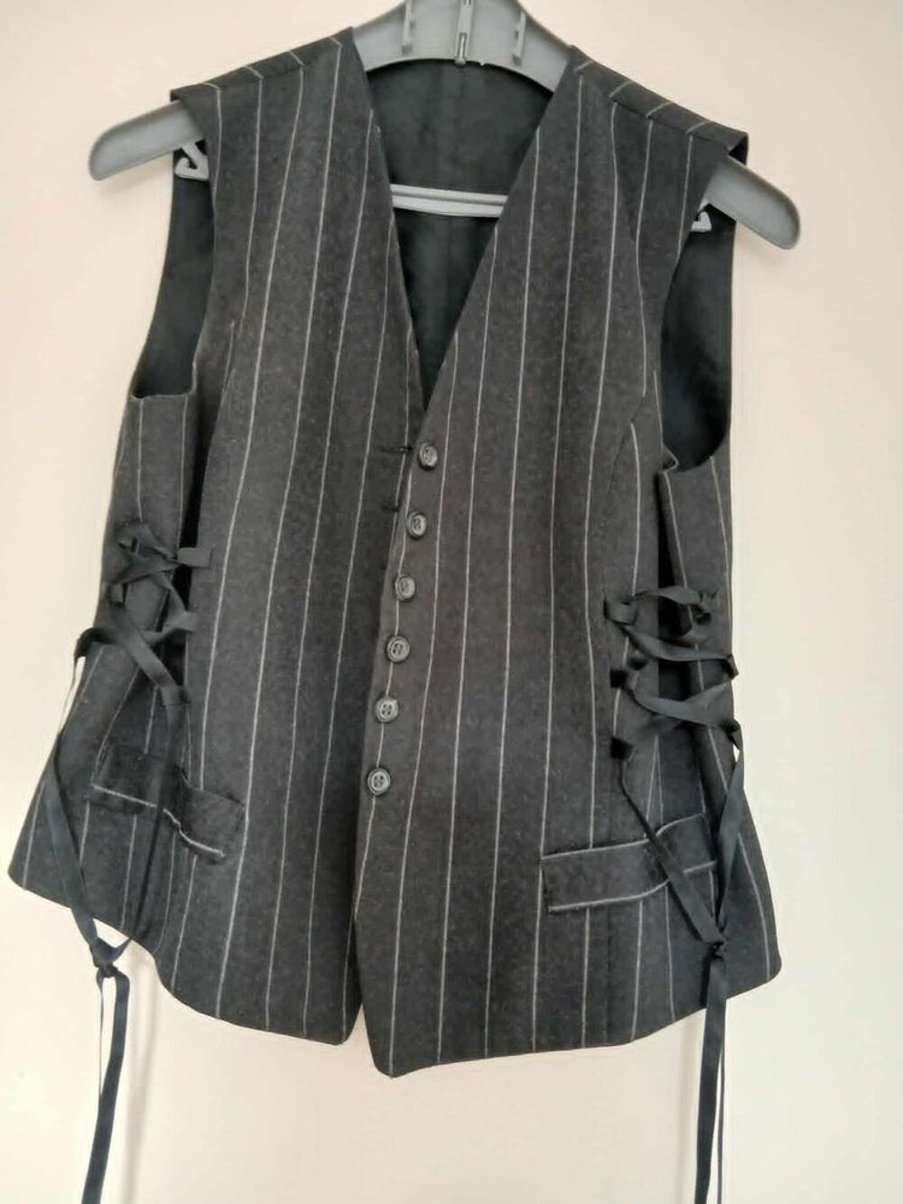Joli spencer styl&eacute; r&eacute;glable noir raill&eacute; blanc &agrave; lacets 1419 Vêtements