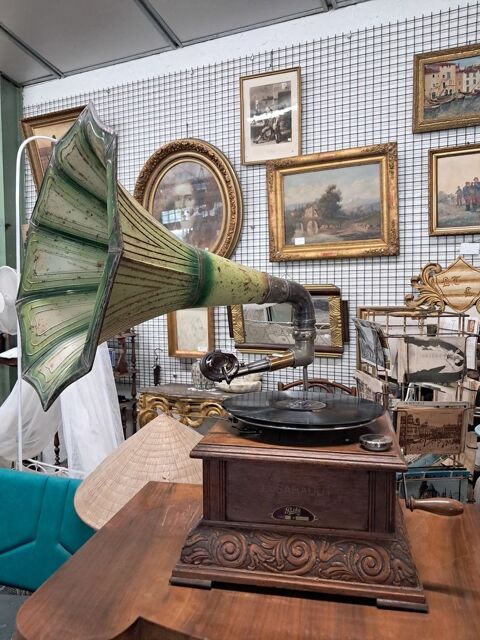 Phonographe ancien, marque Pathé réalisé par J.Saraudy à Limoges Château-l'Évêque (24)