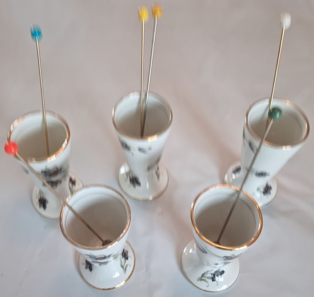 Ancien service de 5 Mazagran et 6 cuill&egrave;res en porcelaine 