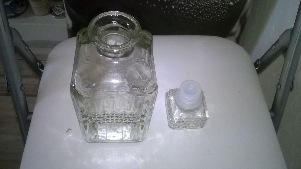 Carafe &agrave; Whisky 
NEUVE
En verre 
Contenance 1 L
24 cm de Cuisine