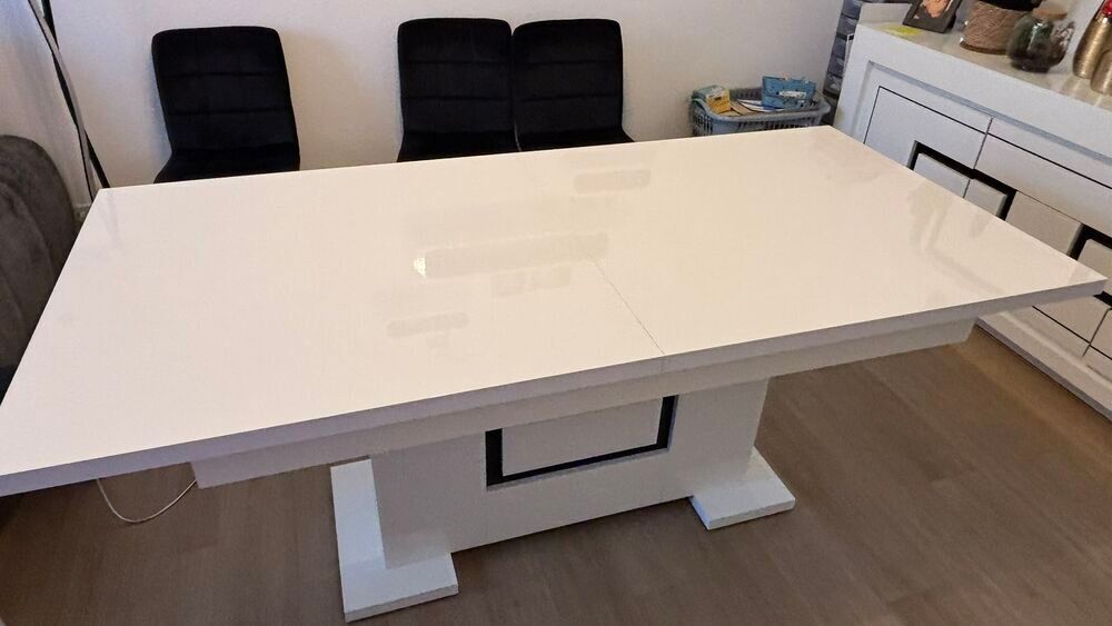 Salle &agrave; manger (Table, buffet + Miroir) Meubles