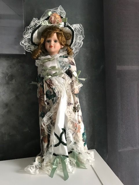 Poupée de Collection Porcelaine Doll 19 Nice (06)