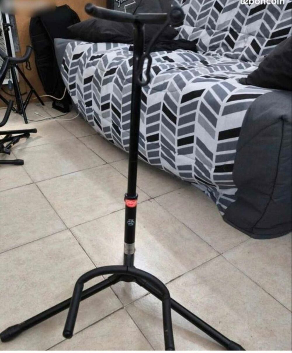 tr&eacute;pied pour guitare stagg Instruments de musique