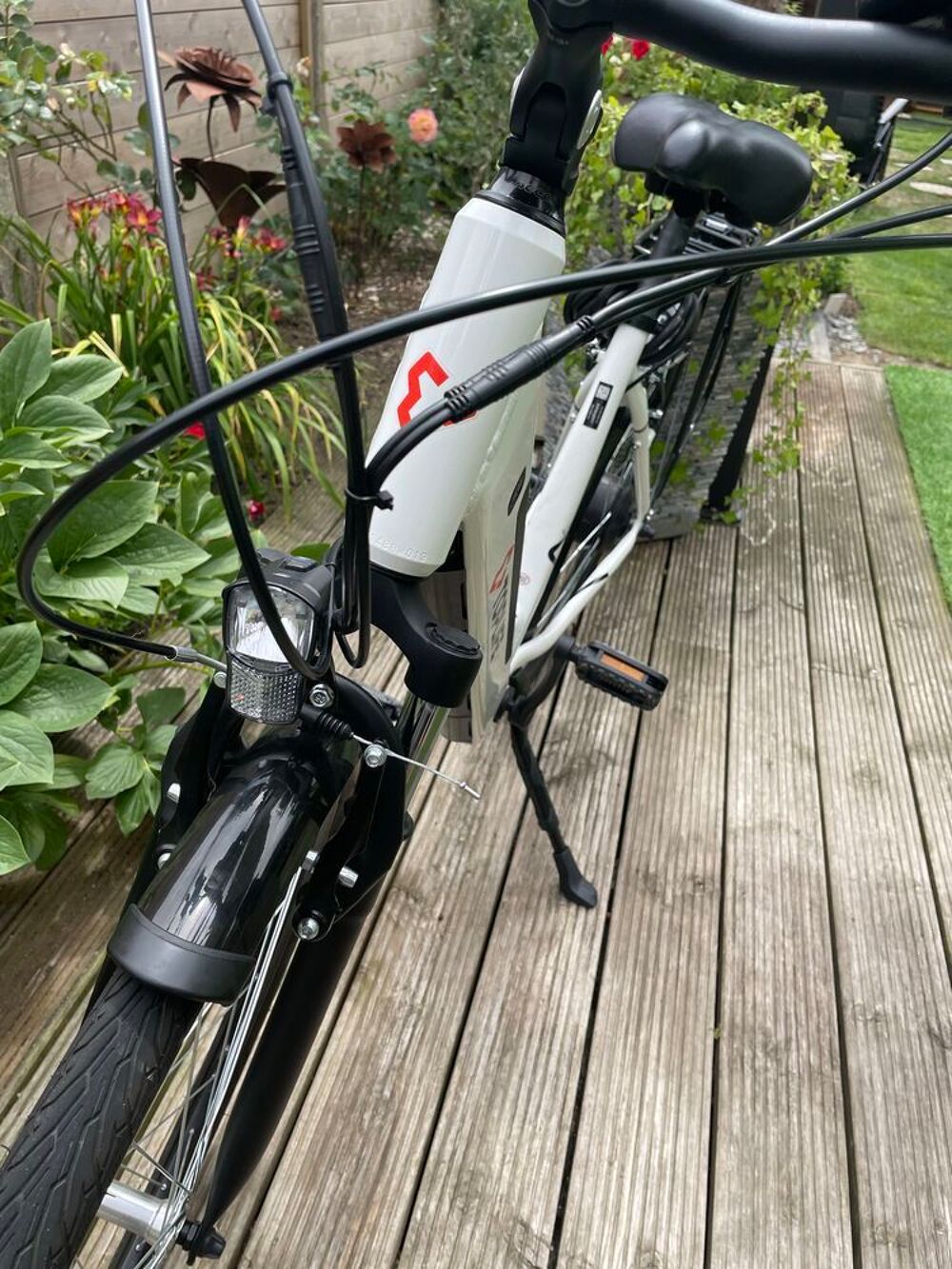 v&eacute;lo &eacute;lectrique blanc Vélos