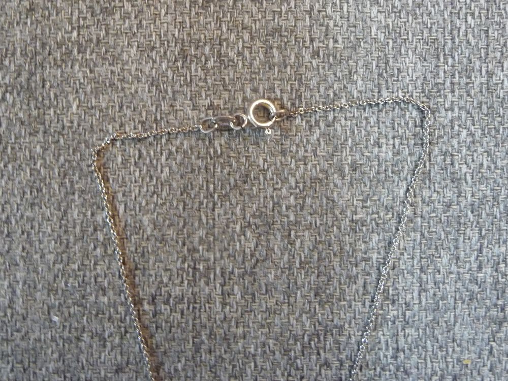 Collier en M&eacute;tal Argent&eacute; avec son Pendentif &agrave; Strass- Neuf Bijoux et montres