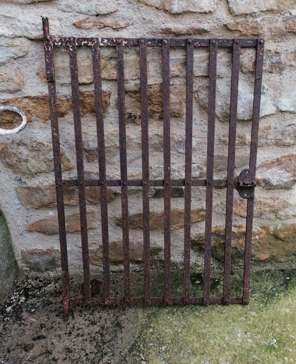 Ancienne grille-porte de puits et fontaine en fer forg&eacute; Décoration