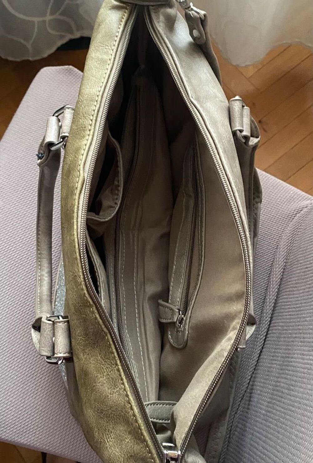Sac besace argent&eacute; Maroquinerie