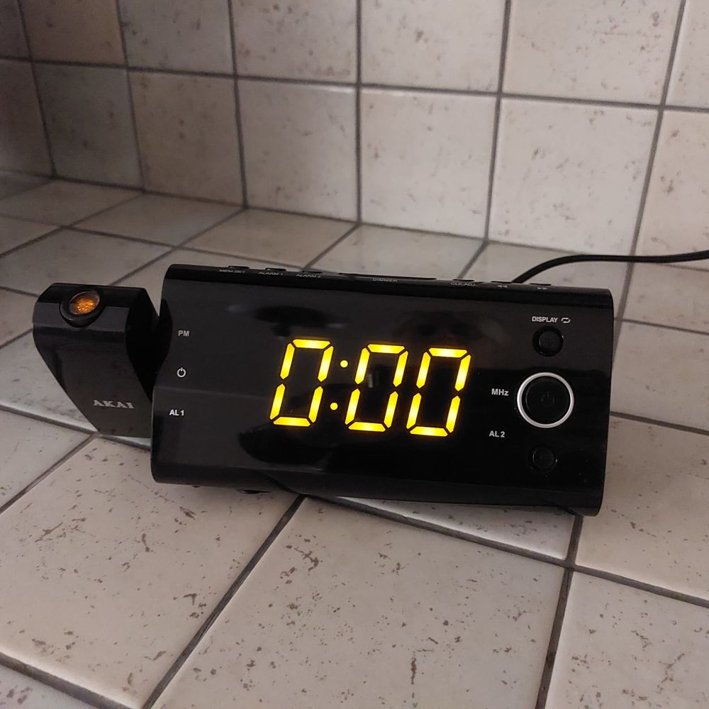 Radio - R&eacute;veil AKAI avec projection de l'heure Audio et hifi