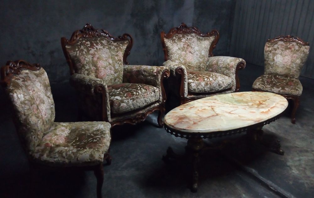 Fauteuils anciens avec table basse en marbre Meubles