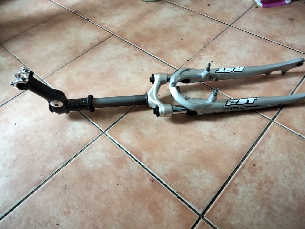 Fourche t&eacute;lesco RST GT-com 28p diam&egrave;tre 2,7cm L25,5c Tbe Vélos