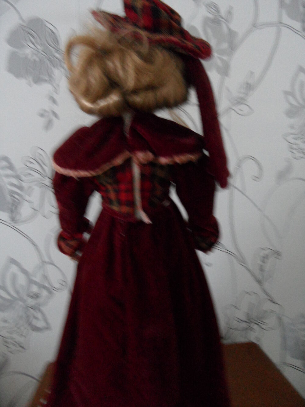 Poup&eacute;e de Collection en Tenue Traditionnelle 