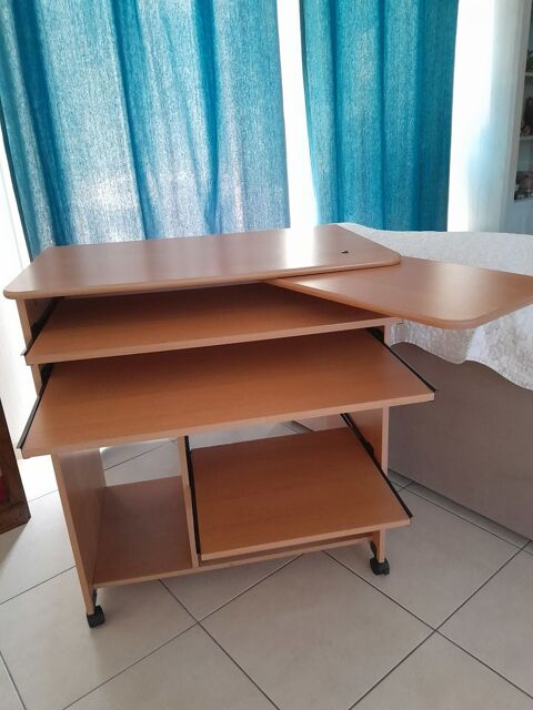 trs joli bureau informatique multi tablettes. 39 Saint-Yrieix-sur-Charente (16)