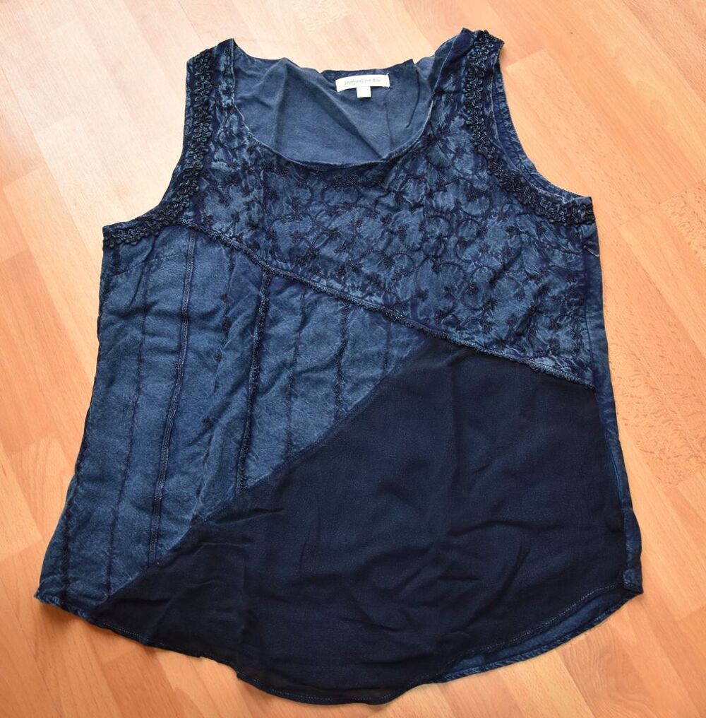 T42. D&eacute;bardeur broderies bleues. RIU Jacqueline. Tbe Vêtements
