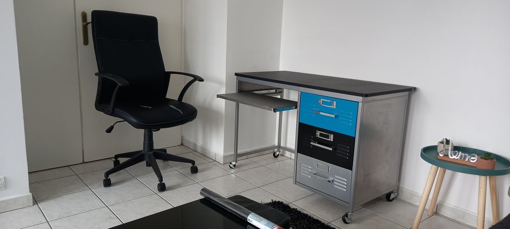 Bureau en m&eacute;tal + Fauteuil offert Meubles