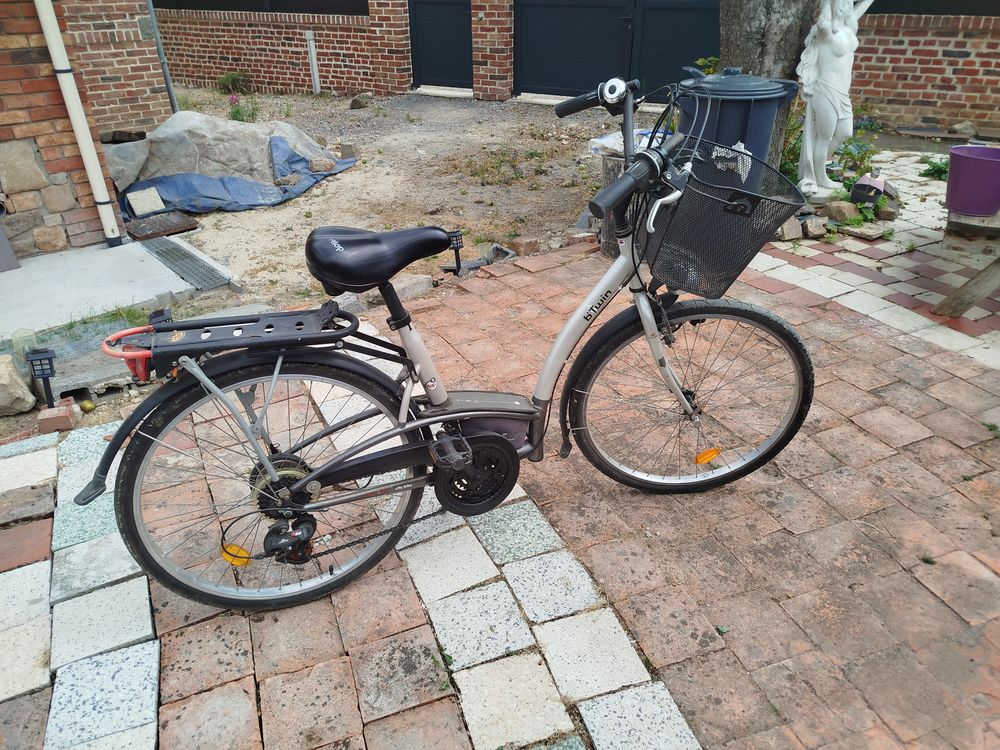 velo femme decatlhon ,7 vitesses ,couleur noire,b.twin Vélos