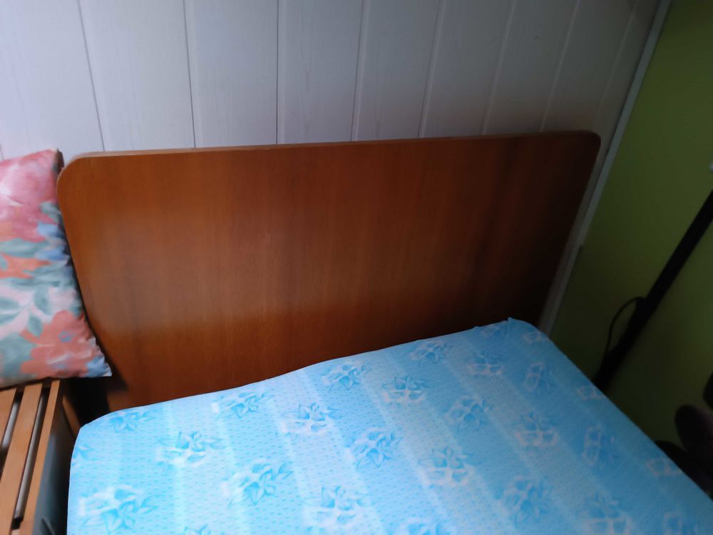 lit en 90 en bois avec sommier fer et matelas en bon &eacute;tat &agrave; r&eacute;cup&eacute;rer sur place Meubles