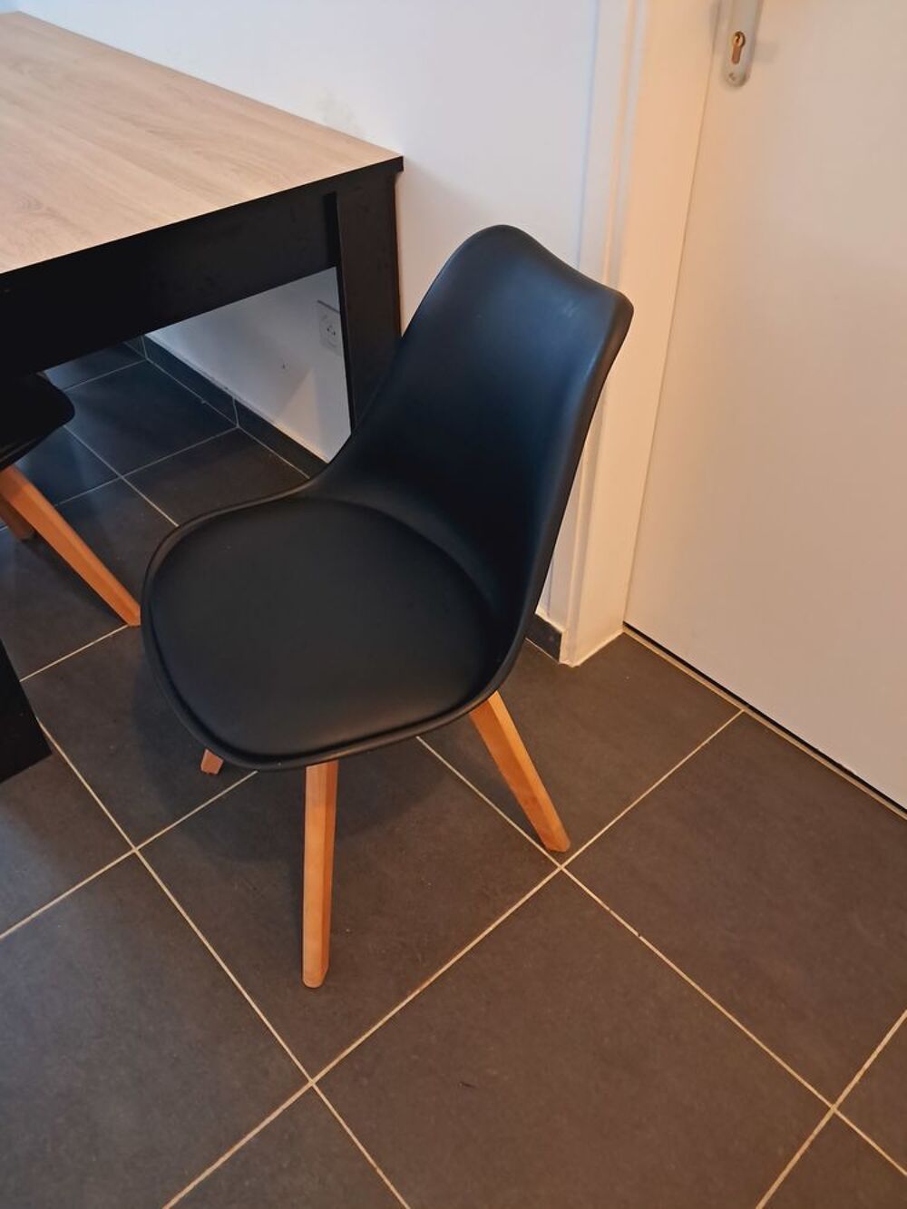 Table de s&eacute;jour+4 chaises 
&Agrave; venir r&eacute;cup&eacute;rer Meubles