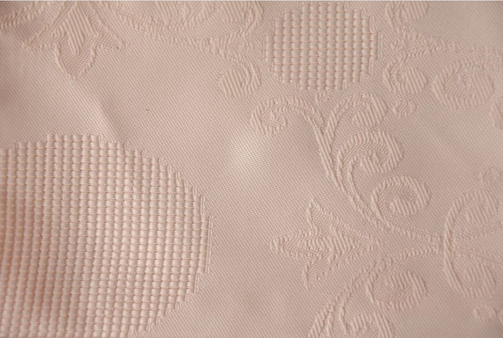 2m45 x 1m40. Nappe ros&eacute;e. Rectangulaire. Avec 12 serviettes Décoration