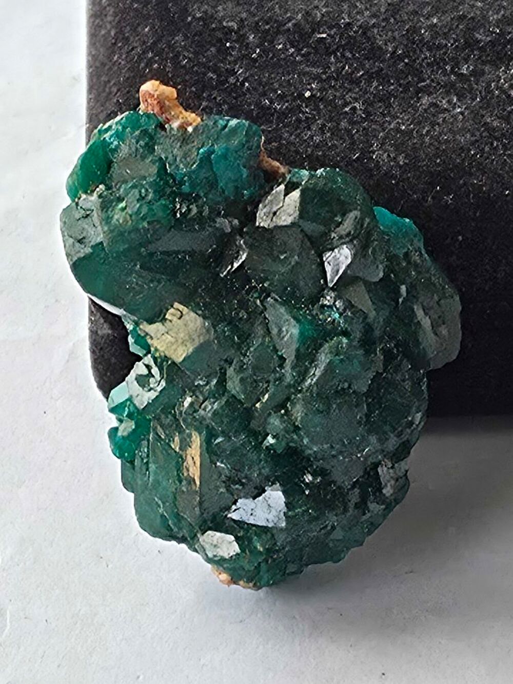 Dioptase brute sur matrice-Vert &eacute;meraude intense-38g 
